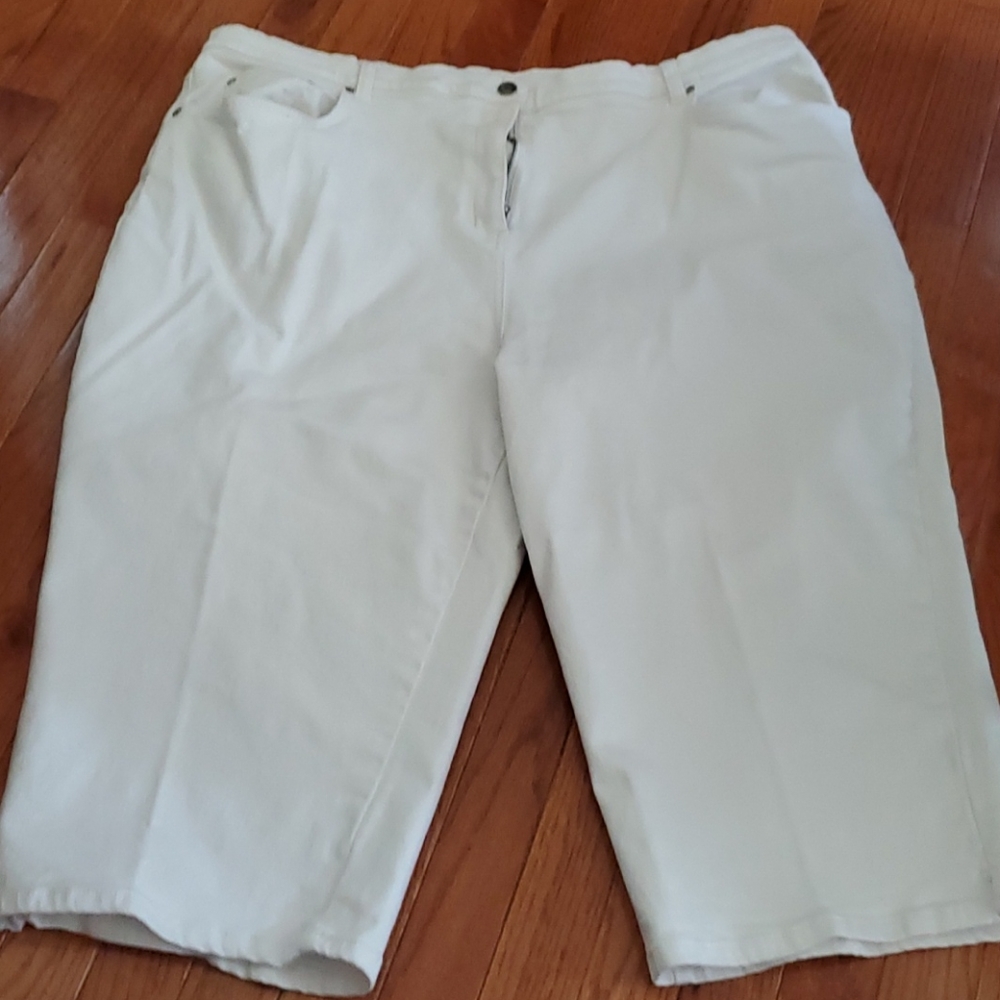 White capri jeans